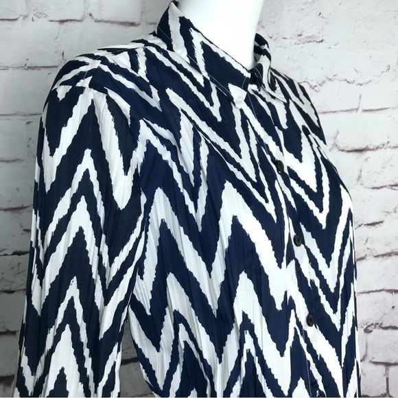 CHICO’S Navy & White Chevron crinkle coverup shirt Medium blouse Chico’s Size 1 - Picture 4 of 13